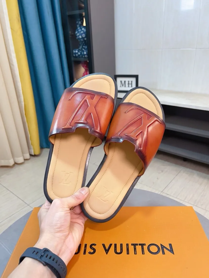 Men's men's shoes 💰360🌸🌸LV medium men's spring and summer slippers counter synchronization. The uppers are imported from Italy with open edge beads and color-changing logo graphics. High-quality craftsmanship. Soles: Original soles specially provided by the original factory. Exclusive molded soles are super comfortable. Original factory single goods. 🔍🔍High quality. You can enter and exit the counter at will. Welcome to compare. Size 38-45